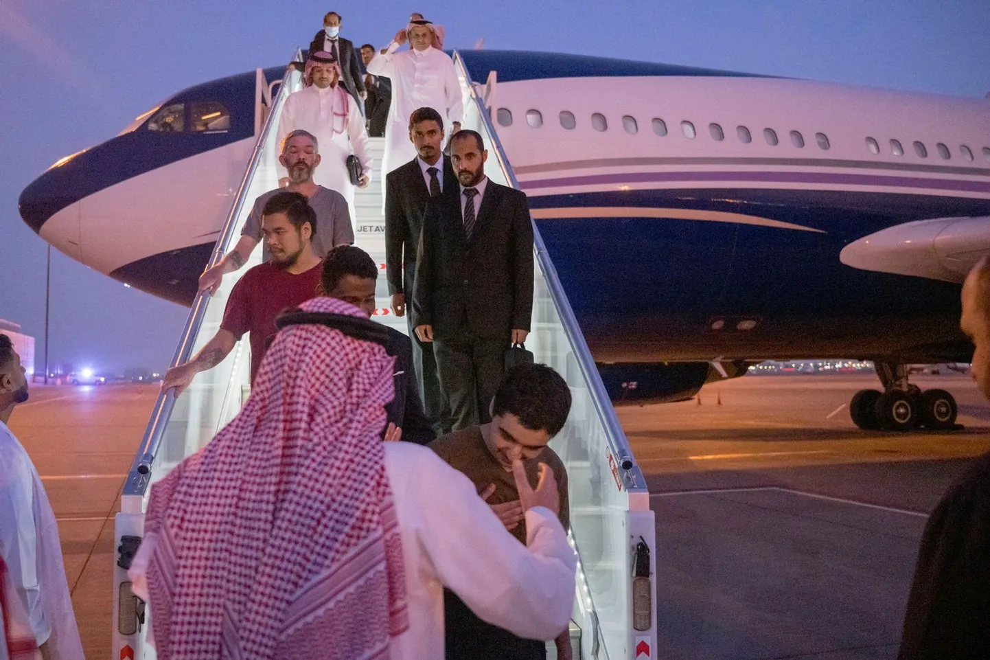Lennuk kümne Ukrainas Vene vägede kätte vangi kangenud välismaalasega jõudis pärast Saudi Araabia kroonprintsi Mohammed bin Salmani vahendust eelmisel kolmapäeval Ar-Riyāḑi.