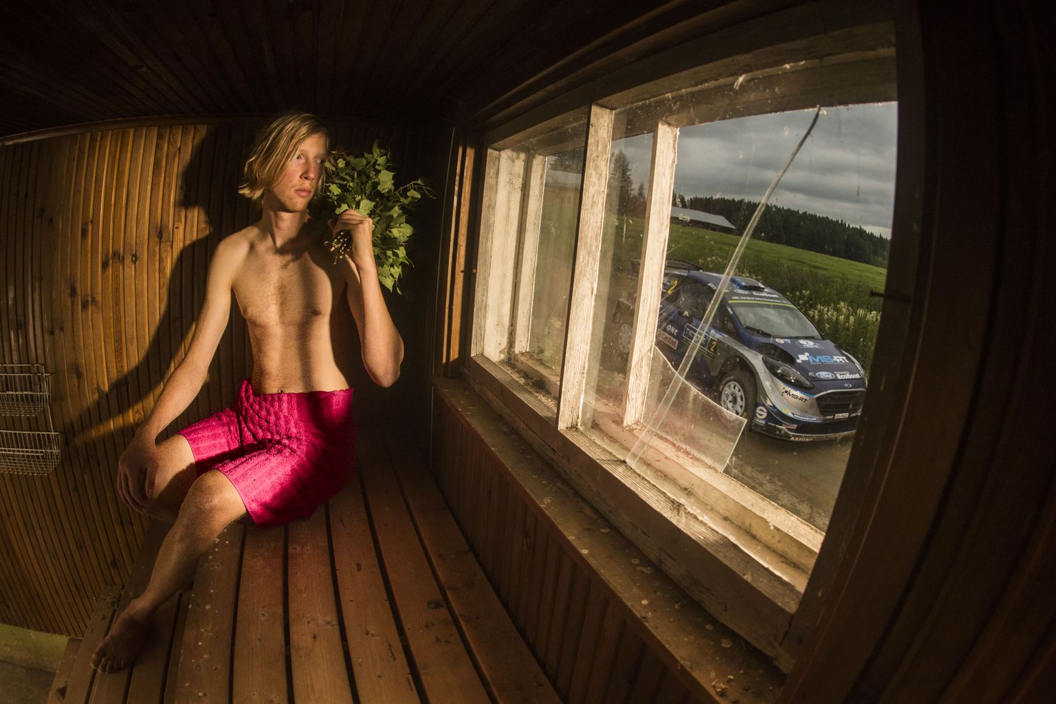 Mille poolest Soomet maailmas tuntakse? Sauna ja kiirete võidusõitjate poolest. Selle foto ainuke viga on seega, et fotol olevas autos pole ainsatki soomlast, vaid Ott Tänak ja Martin Järveoja.