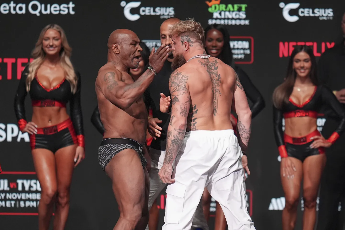 Mike Tyson ja Jake Paul päev enne kuulsusrikast poksimatši. Vasakul on ringitüdruk Sydney Thomas.