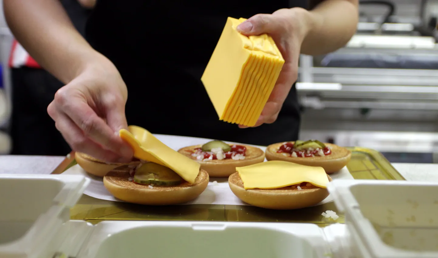 Burgeri valmistamine McDonald'sis.