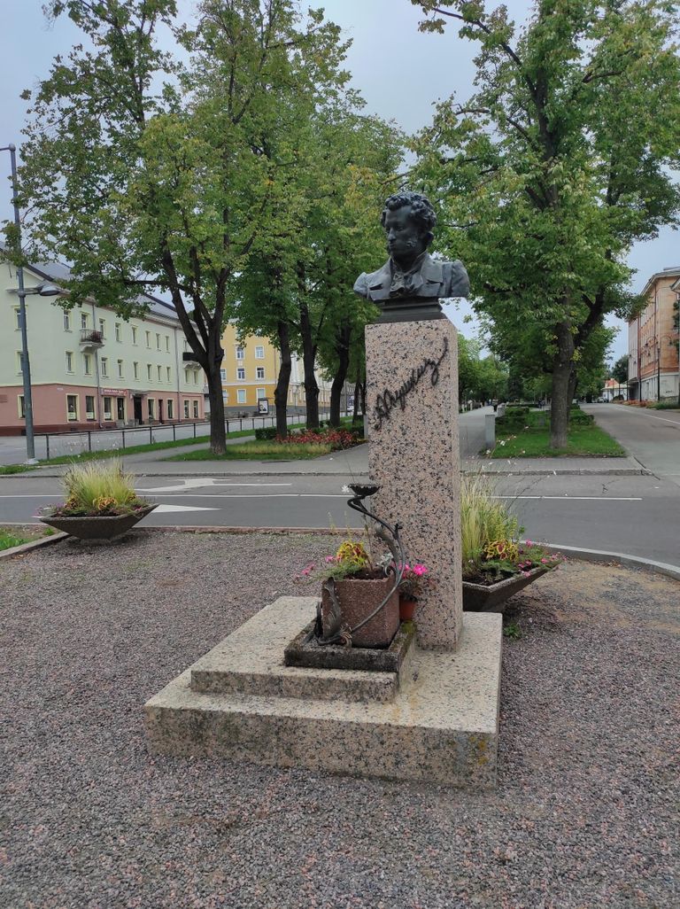 Puškini tänaval on Aleksandr Puškini skulptuur, mille autor on vene skulptor Mihhail Anikušin, kelle kuulsaim skulptuur on Puškini pronkskuju Peterburi Kunstide väljakul.