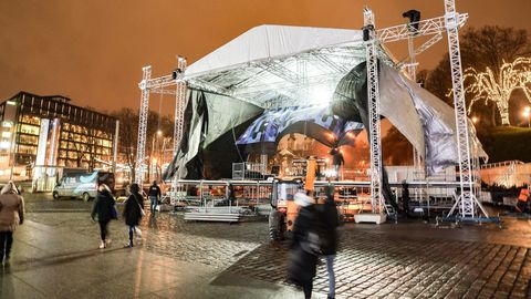 Галерея: смотрите, как выглядит сцена для новогоднего концерта на площади Вабадузе