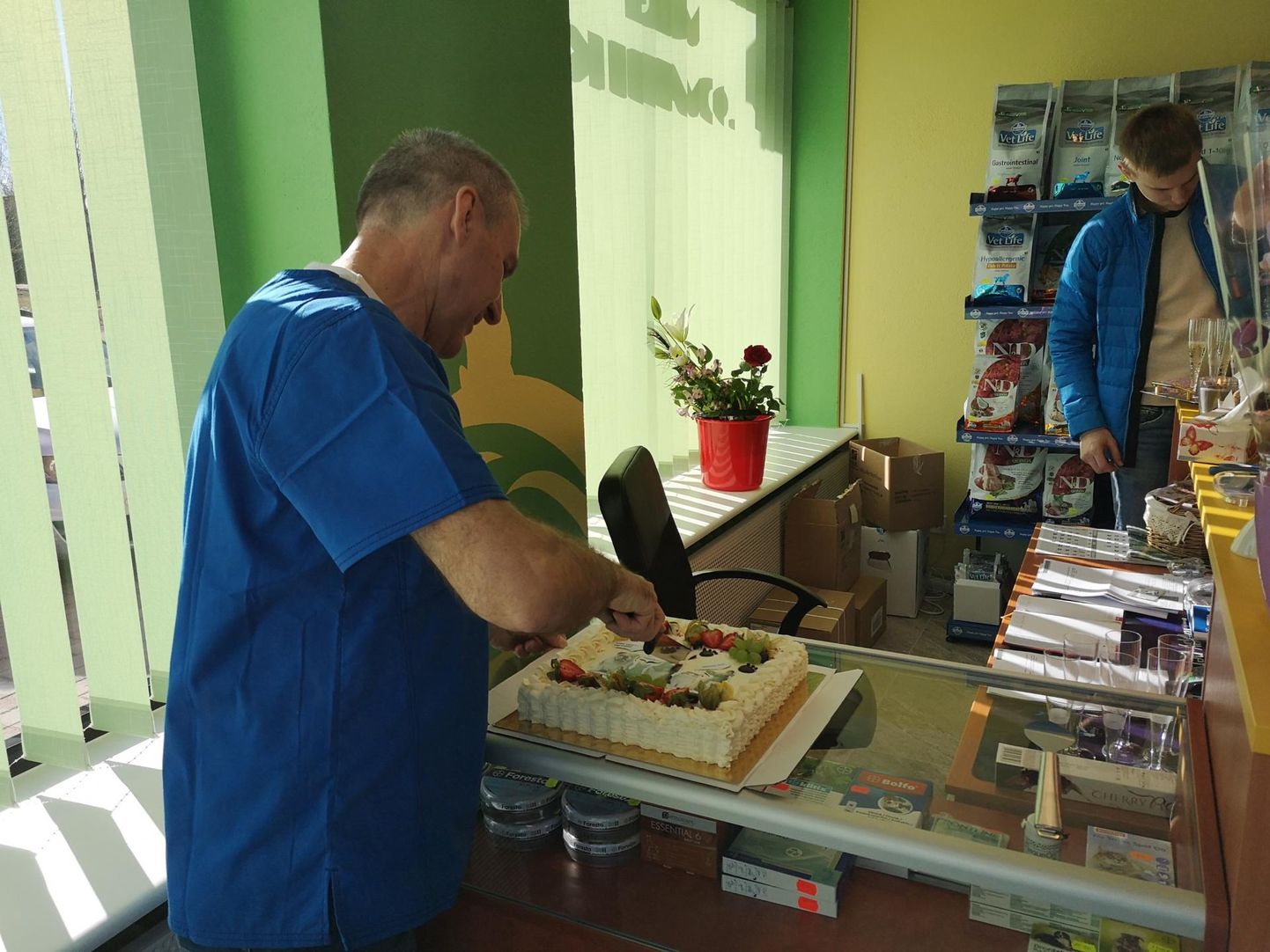 Esmaspäeval sai Laszlo Banyasz lõigata torti oma kliiniku avamise puhul Karksi-Nuias.