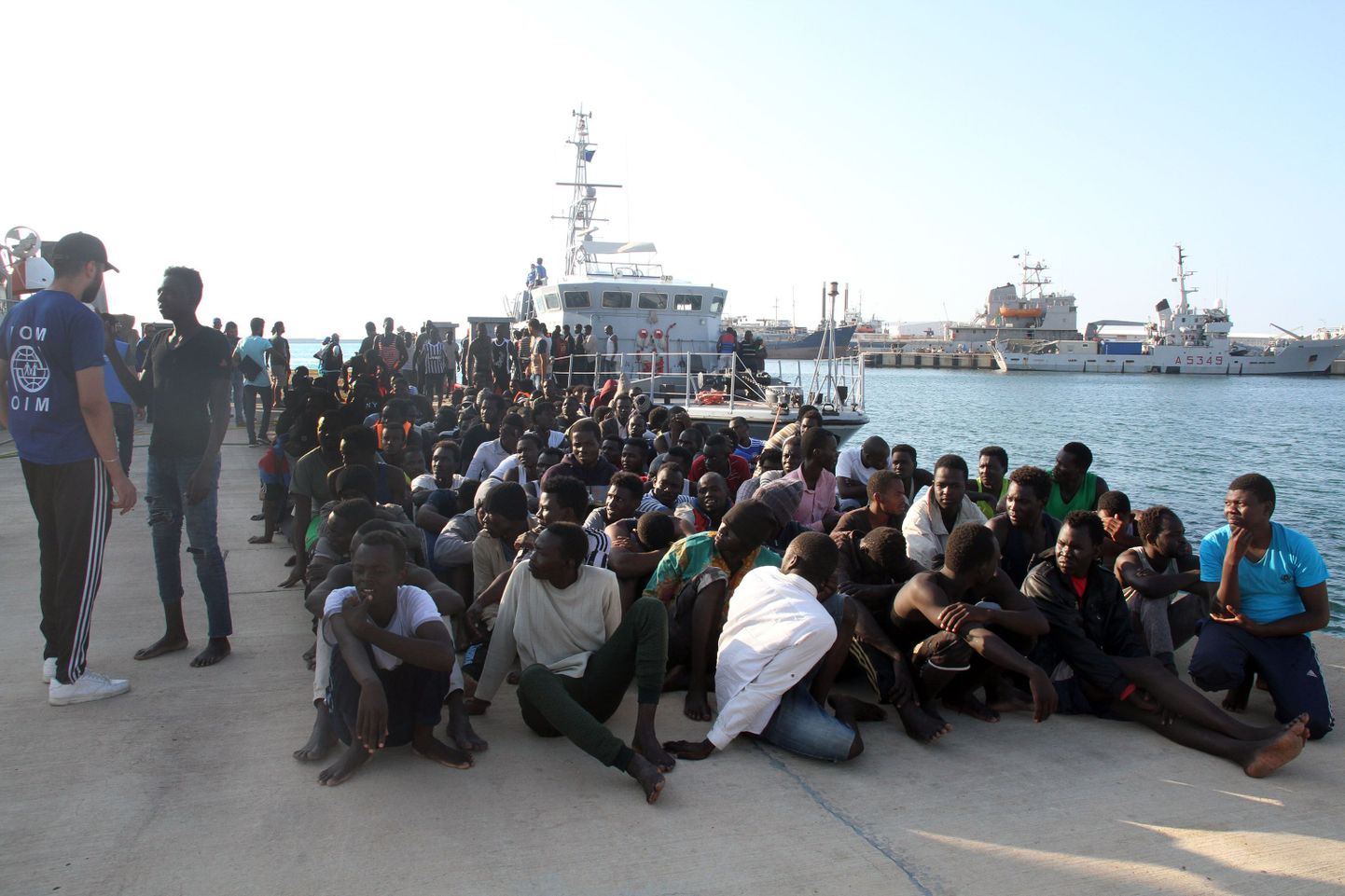 Merelt päästetud Aafrika migrandid Liibüa pealinna Tripoli sadamas.