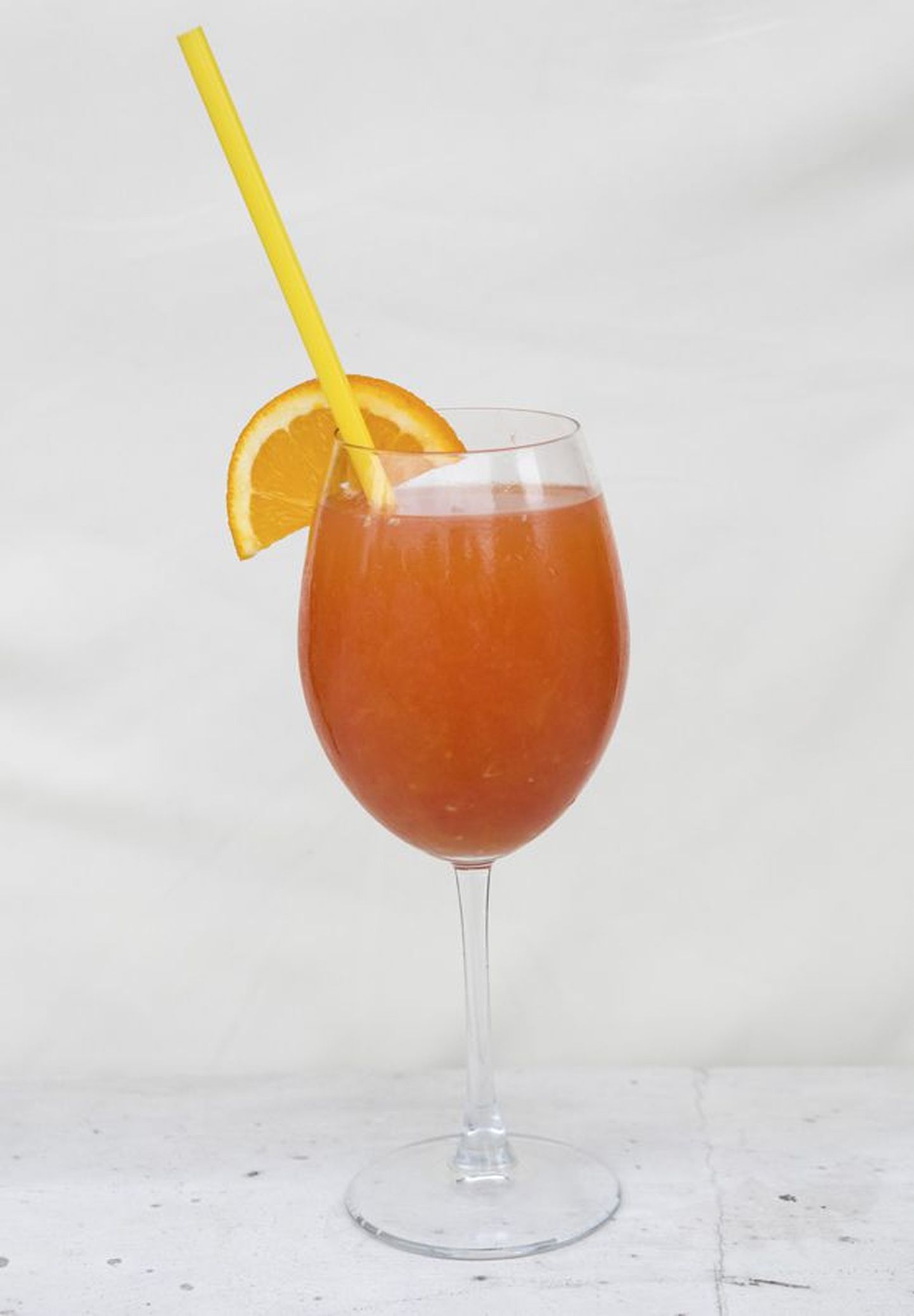 Värskelt pressitud apelsini-greibimahla serveerib Harmoonia suurest jalaga pokaalist, sest nii näeb jook iseäranis ahvatlev välja.