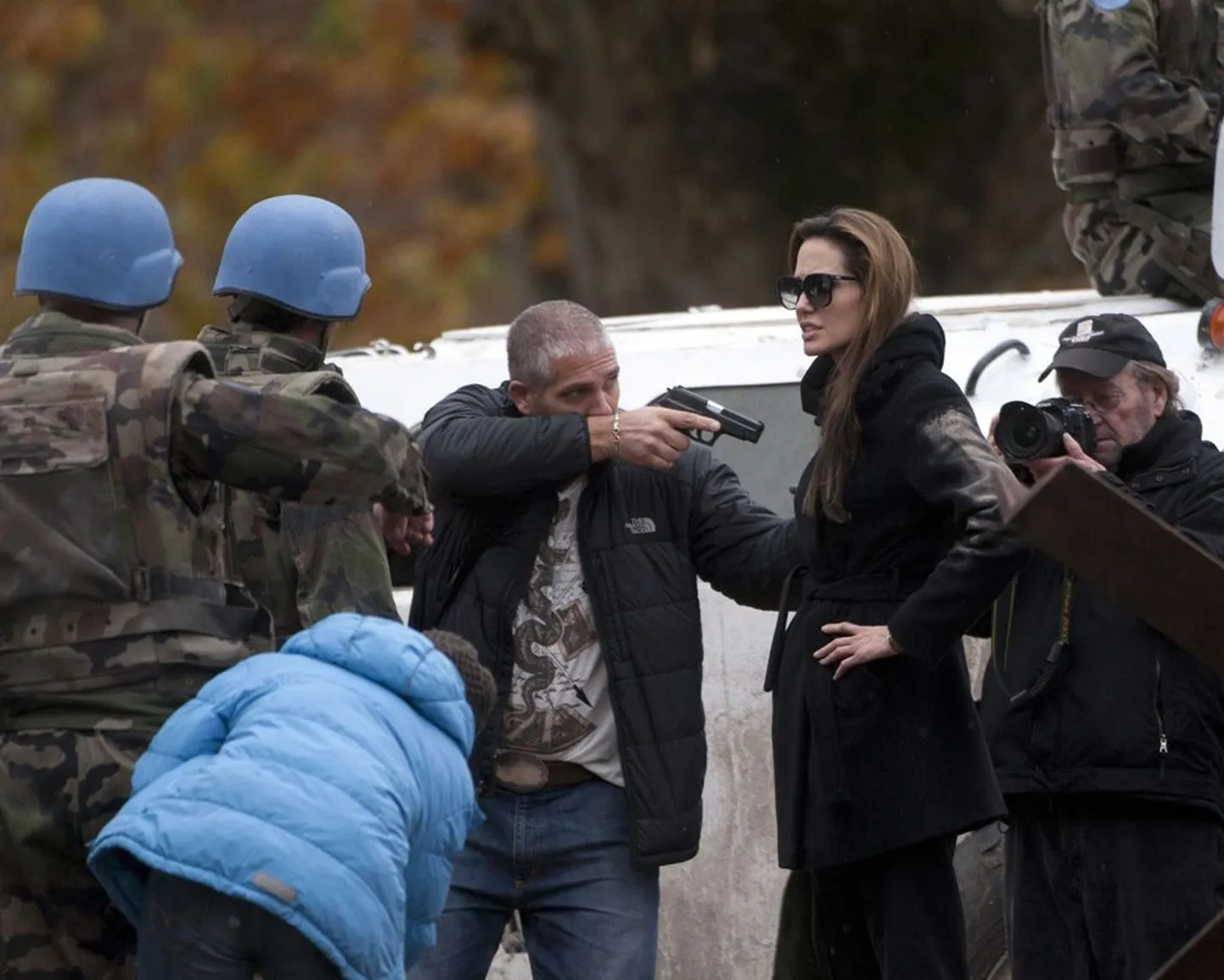 Angelina Jolie plaan teha oma režissööridebüüt Bosnia vägistamistest rääkiva filmiga on toonaste ohvrite seas tekitanud vastakaid reaktsioone – mõne sõnul kisub see haavad uuesti lahti.