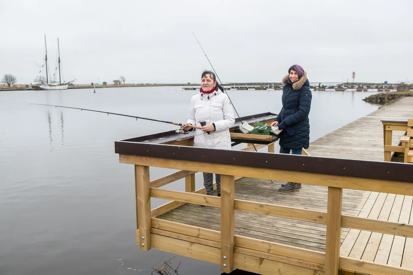 UUS VÕIMALUS: Anneli Lõhmus (vasakul) teeb kalastajana alles esimesi katsetusi, kuid tema abiline Juta Levin on juba vilunud õngitseja.