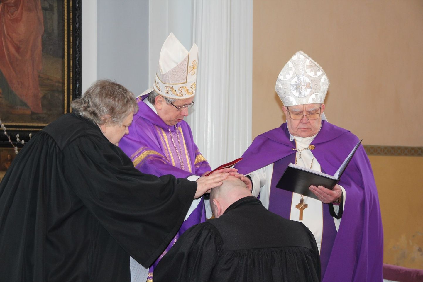 Tanel Meieli pühitsesid diakoniks Sangaste koguduse õpetaja Ivo Pill (vasakult), piiskop Joel Luhamets ning piiskop emeeritus Einar Soone.