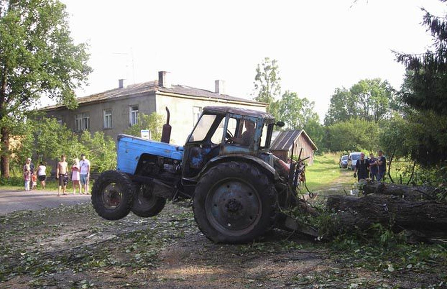 Teele langenud raskeid paplitüvesid tõttas appi eemaldama kohalik korstnapühkija oma päevinäinud traktoriga.