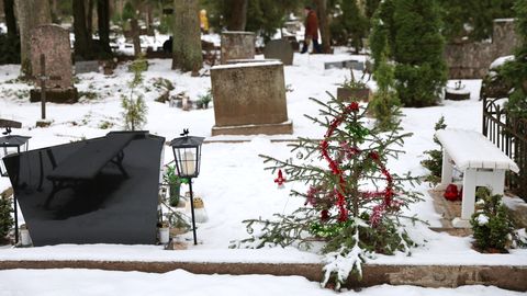 PÜHAD MATUSEAIAS ⟩ Kalmistu pärjamüüja: venelasi enam pole, keegi kunstlilli ei osta