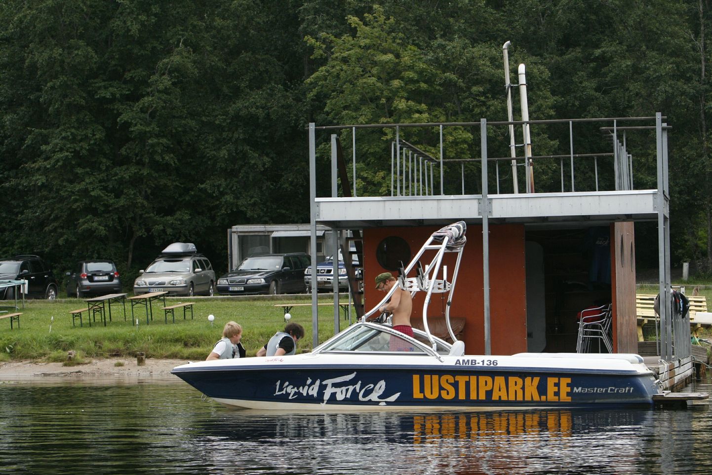 Langevarjur Toomas Talts plaanis Eestis tavatut maandumist Pärnu jõel veelauakaatrile, kuid esimene katse lõppes paadi kõrval vees.