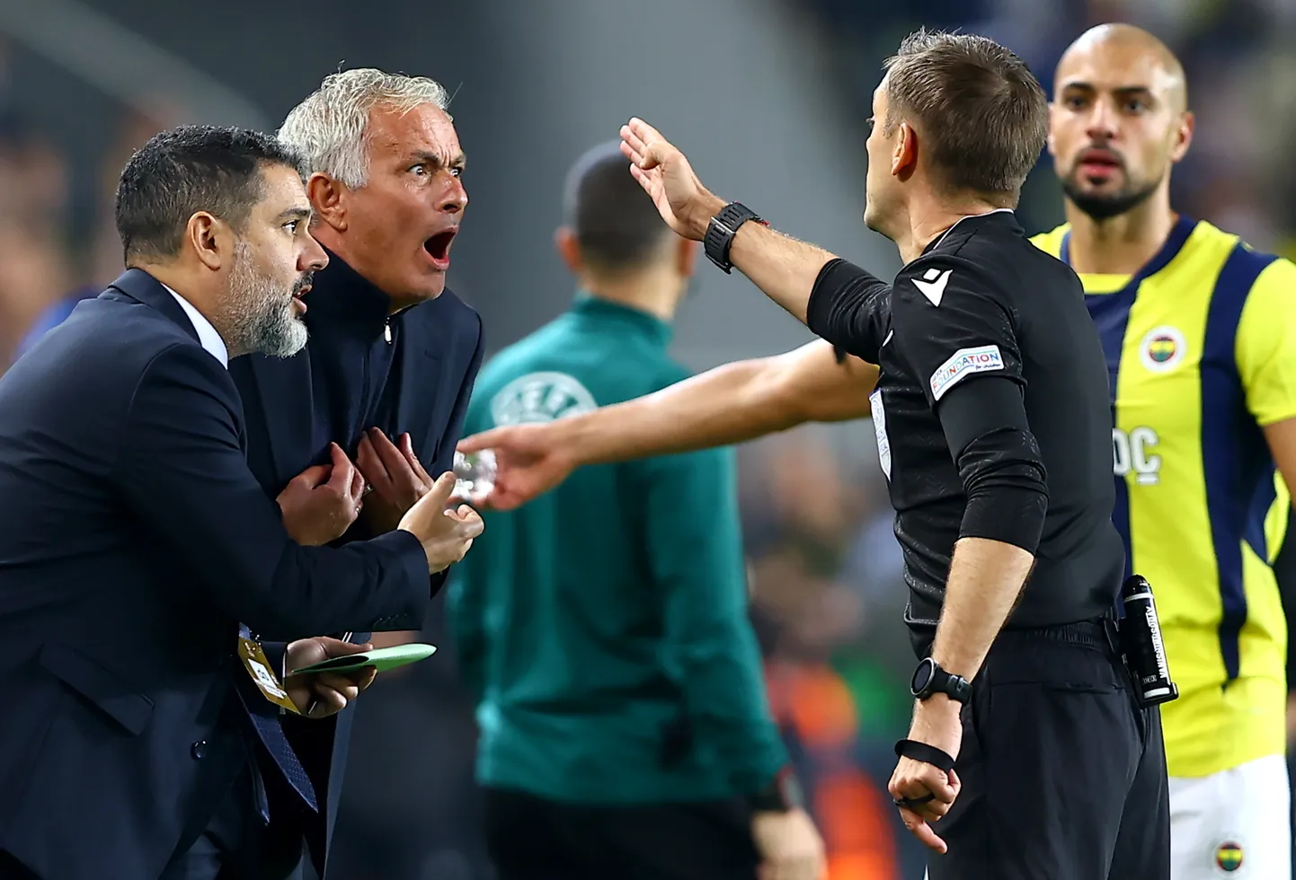 Jose Mourinho (vasakult teine).