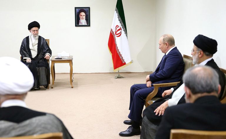 Верховный руководитель Ирана Али Хаменеи принимает Путина в Тегеране, июль 2022 года. Власти Ирана поддержали террористическую атаку ХАМАС на Израиль.