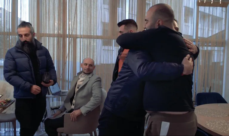 Последний вечер в Эстонии Роберт провел с друзьями. Прощание с соотечественниками было эмоциональным.