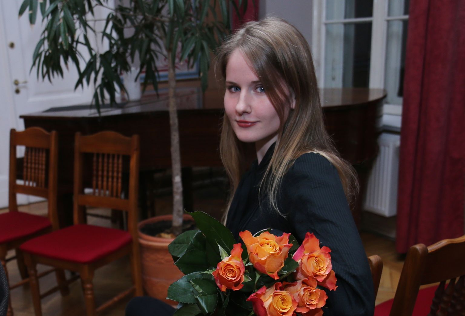 Triin Paja sai 23. novembril 2018 Tartu kirjandusmajas õnnitlusi ja lilli Betti Alveri kirjanduspreemia saamise puhul.