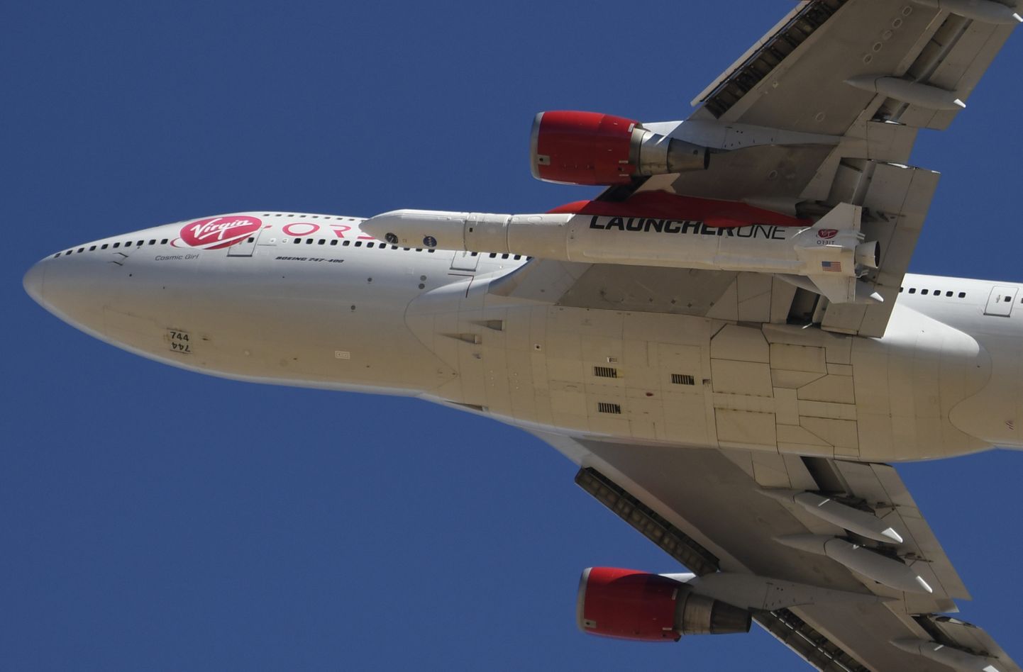 Virgin Orbiti 2-astmeline kanderakett LauncherOne stardivalmina Boeing 747-400 tiiva alla monteeritult 2021 aasta jaanuaris Mojave kõrbe kohal.