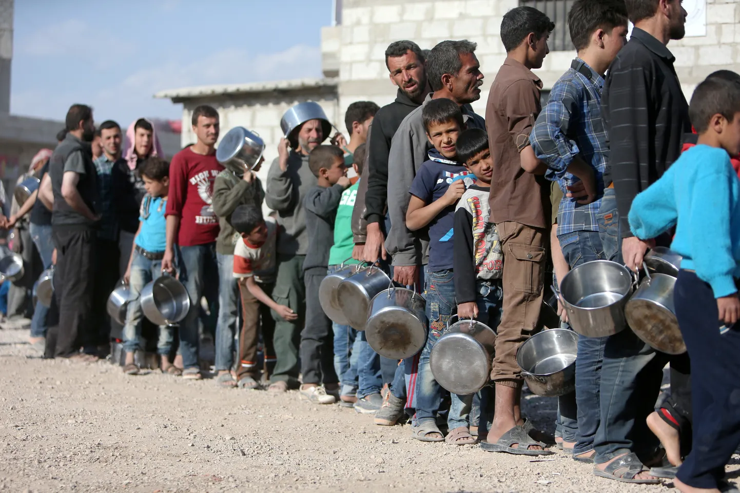 Süüria sisepõgenikud Damaskuse lähedal Herjelleh põgenikelaagris toidujärjekorras.