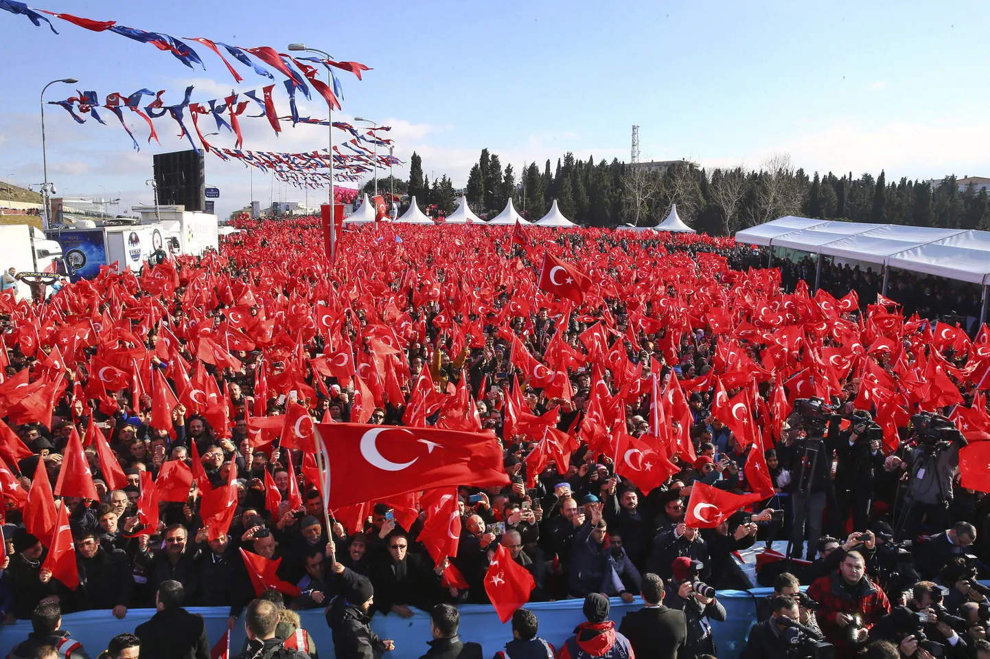 President Erdogano toetuseks lehvivad Türgi lipud Istanbulis.