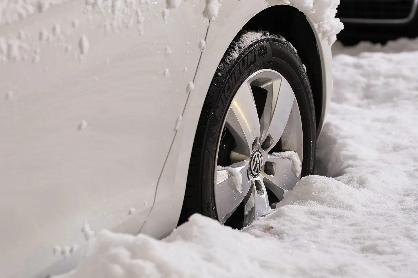 Auto ar ziemas riepām sniegā
