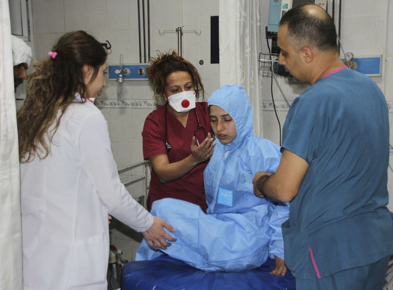 Arstid abistamas Süüria sariinirünnakus kannatada saanut