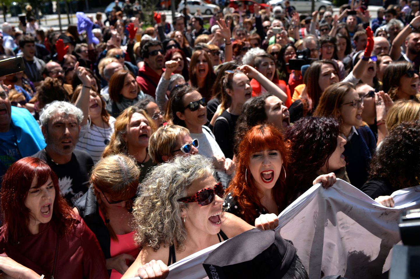 Pamplona kohtumaja juurde kogunesid meeleavaldajad, kelle hinnangul oli otsus seksuaalrünnakus osalendu meeste suhtes liiga leebe.