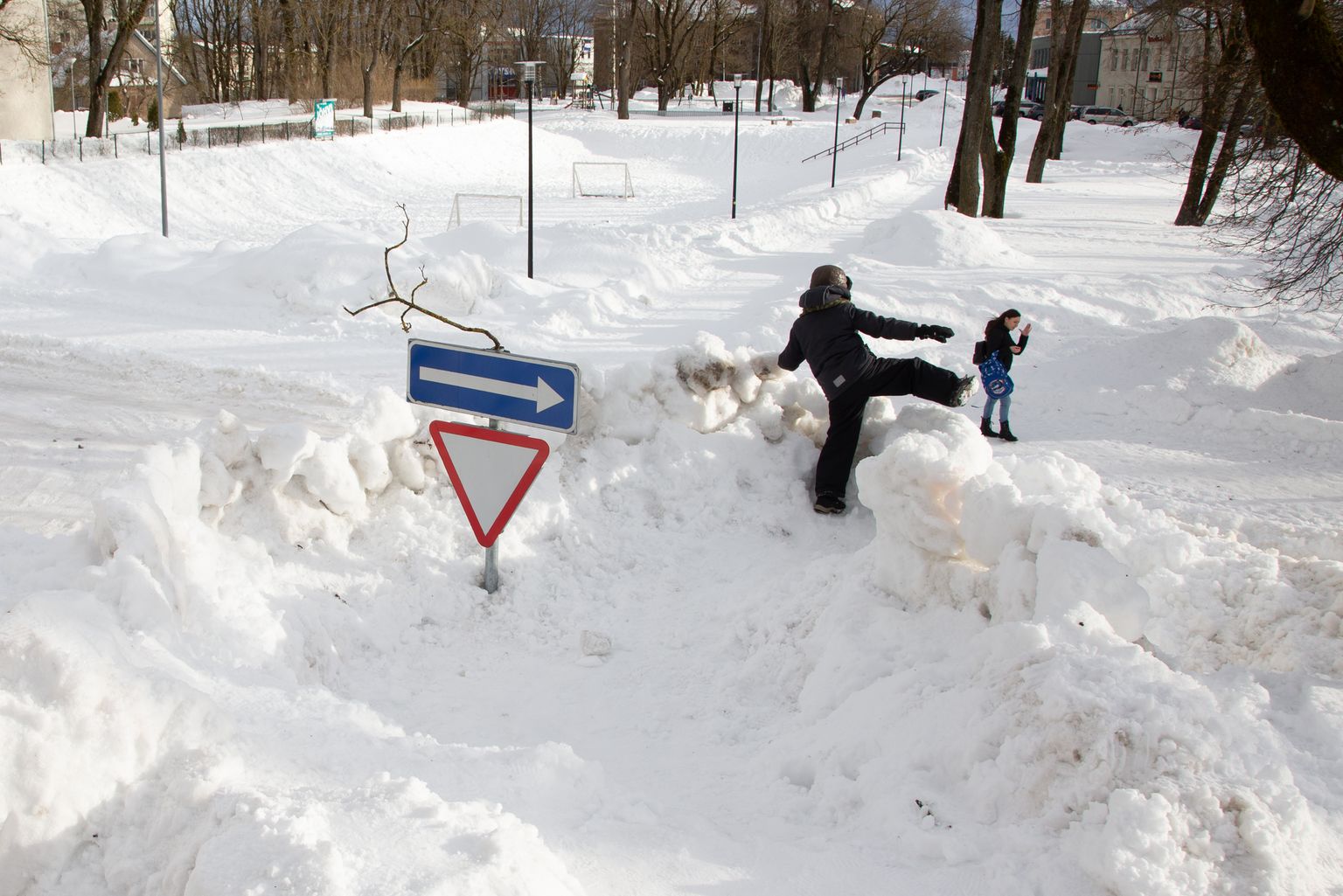 Tänavu jaanuari lõpus ja veebruari algul tabas Jõhvit tõeline lumeuputus, millega teehooldusfirma N&V toime ei tulnud ning see maksis ettevõttele lepingu ülesütlemise. Praegu hooldavad Jõhvi tänavaid üle aastate ettevõtted, mis ei ole Nikolai Ossipenkoga seotud.