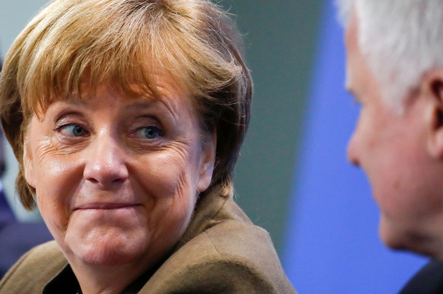 Kantsler Angela Merkel naeratab Baieri liidumaa ja CSU juhile Horst Seehoferile.