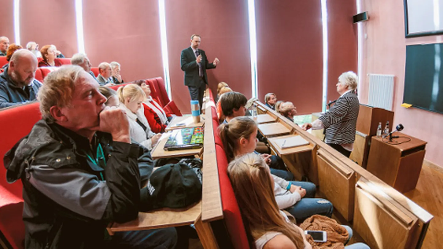 Stanislav Pirk Ida-Viru ettevõtluskeskusest küsis välisminister Marina Kaljurannalt, miks loobus Eesti 1990. aastatel territoriaalsetest nõudmistest Venemaa vastu ega ole selle küsimuse juurde senini naasnud. Pirk tuletas meelde, et Narva ja Ivangorod toimisid enne sõda kui üks linn, praegu aga tekitab piir kohalikele elanikele mitmesuguseid ebamugavusi.