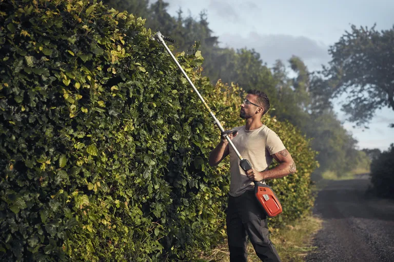 Husqvarna akumulatoru sērijas produkti sniedz iespēju izmantot vienu akumulatoru trimmeros, dzīvžogu šķērēs un citās iekārtās. Un to veiktspēja ir ļoti tuva benzīna alternatīvām.
