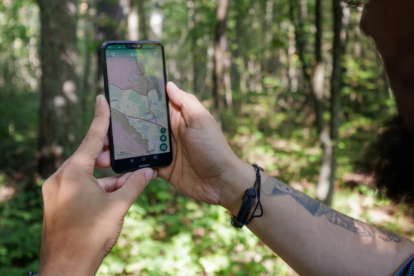 Nutiseadmes on võimalik kaarti kasutada ka mobiilse internetita ehk siis, kui levi pole. Selleks on vaja enne metsa minekut piirkonna
kaart alla laadida.