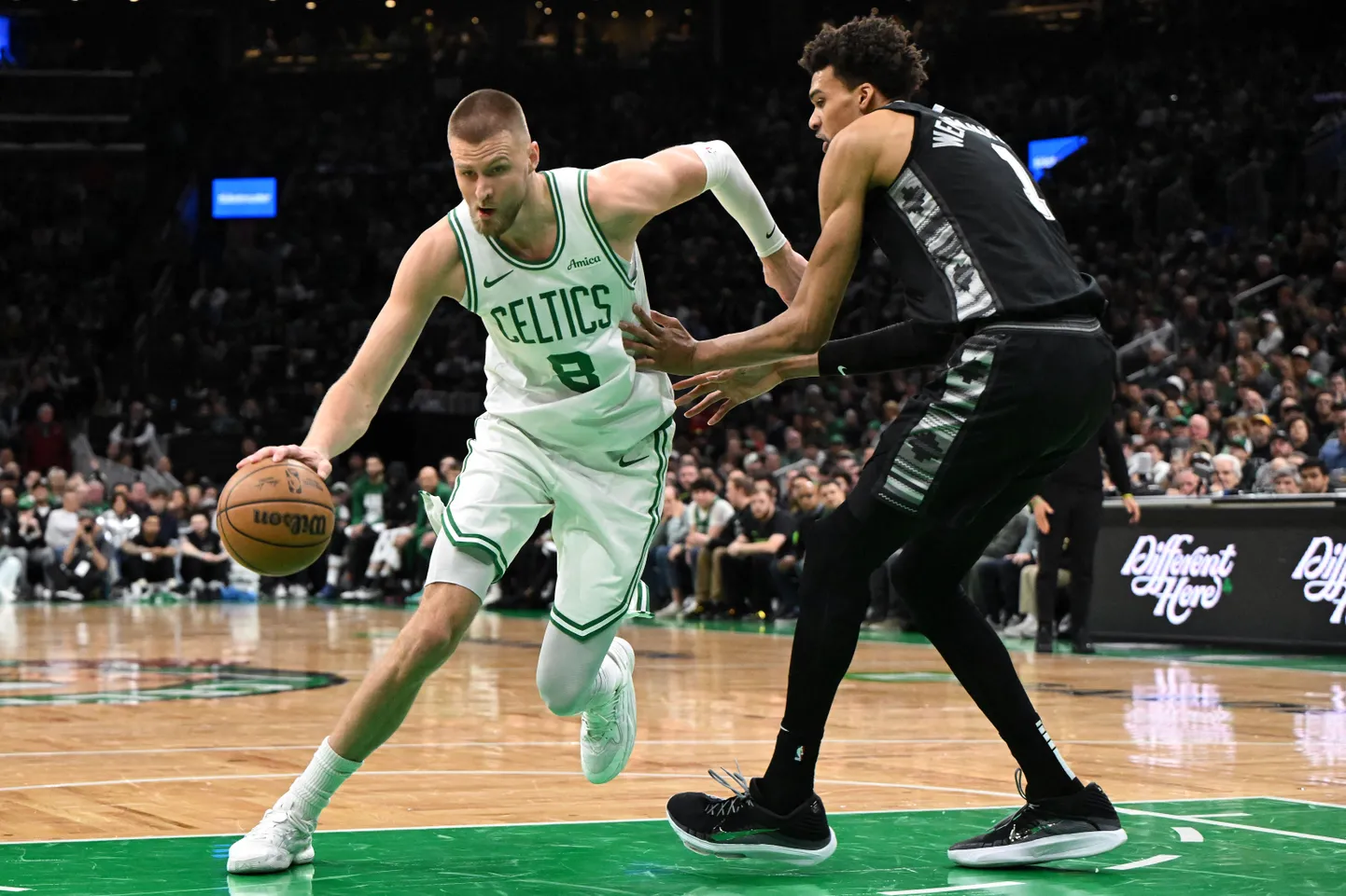 NBA spēlētāji Kristaps Porziņģis un Viktors Vembenjama