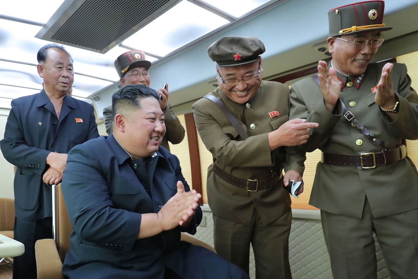 Põhja-Korea liider Kim Jong-un (esiplaanil) rõõmustamas reedel eduka relvakatsetuse üle. Foto avaldas päev hiljem Põhja-Korea riiklik uudisteagentuur KCNA.