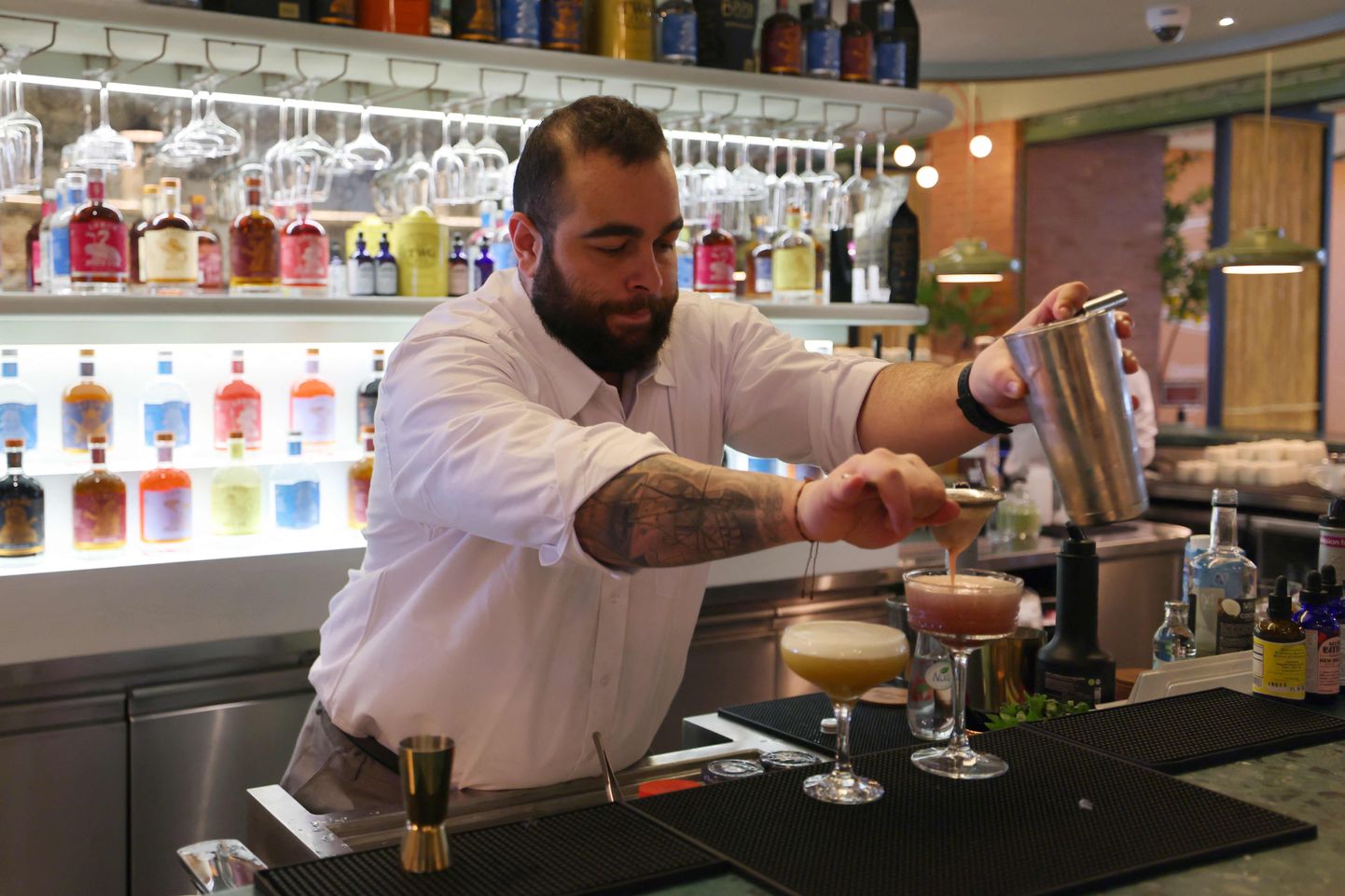 Liibanonist pärit baarmen Hadi Ghassan valmistamas mittealkohoolseid kokteile Saudi Araabia pealinnas Ar-Riyāḑis Meraki Riyadh baaris. Saudi Araabias saavad diplomaadid varsti ametlikult alkoholi osta.