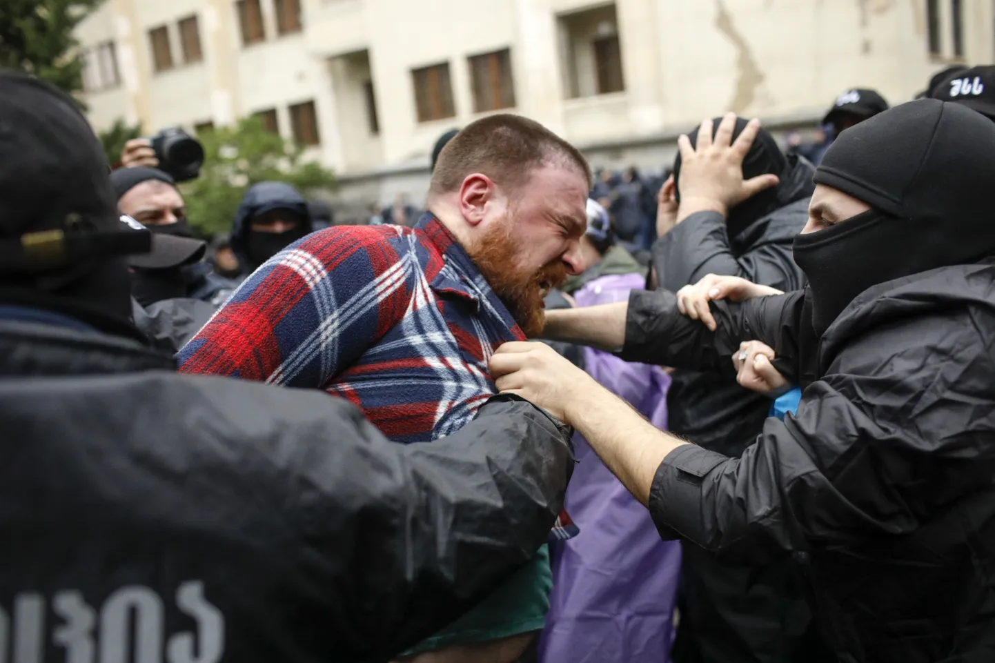 Ehkki täna keskpäevaks tõmbusid politseinikud Gruusia parlamendi juurest Thbilisis tagasi, jõuti enne seda hoone juures jätkuvalt protestivate inimeste peal jõudu näidata.