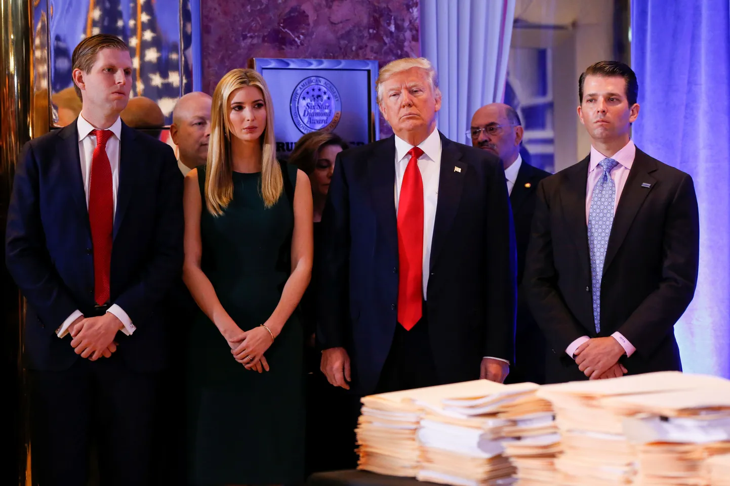USA presidendiks valitud Donald Trump koos poeg Ericuga (vasakul) tütar Ivanka ja poeg Donaldiga üleeilse pressikonverentsi eel.