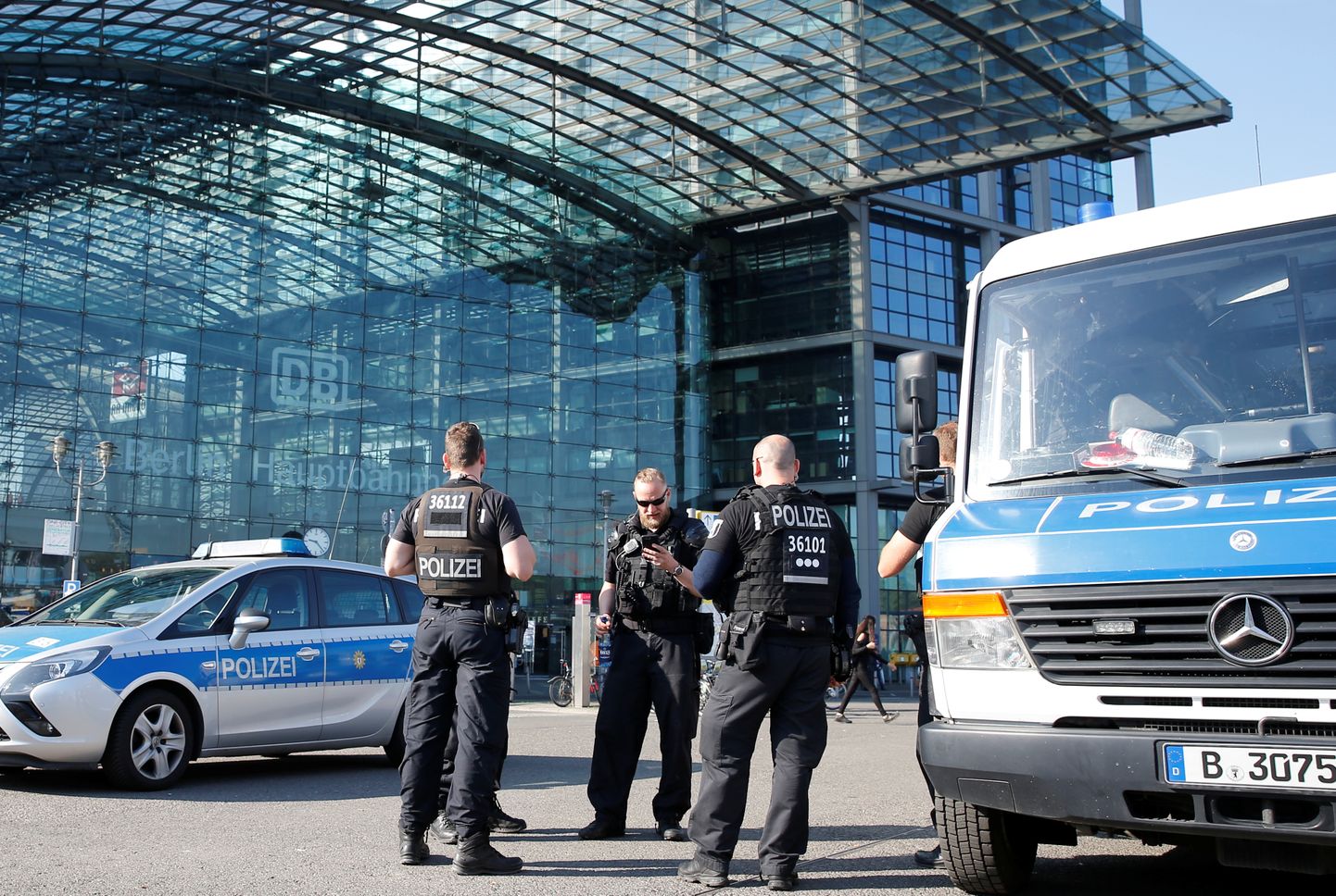 Politseinikud Berliini pearaudteejaama ees.