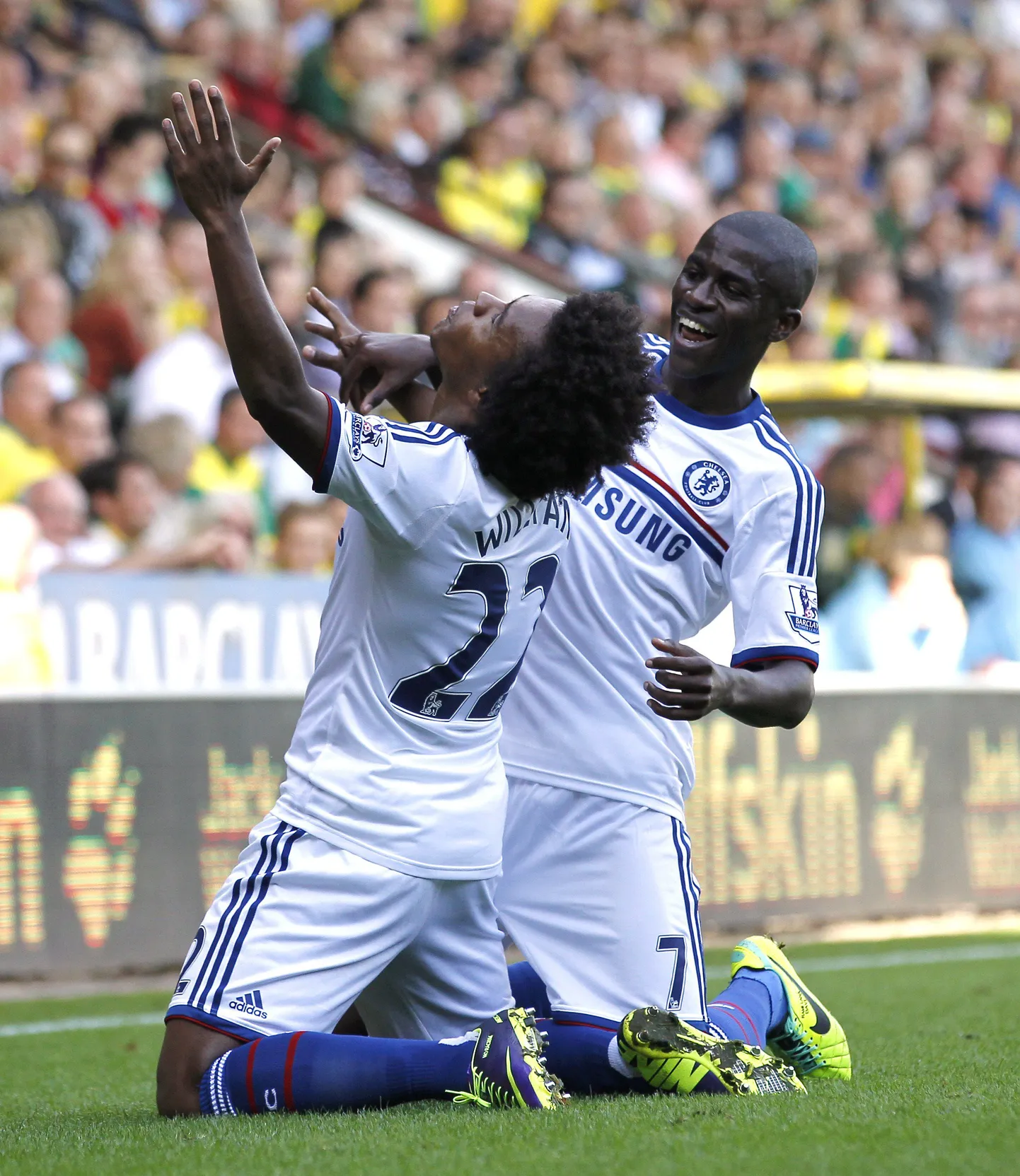 Willian(vasakul) ja Ramires väravat tähistamas.