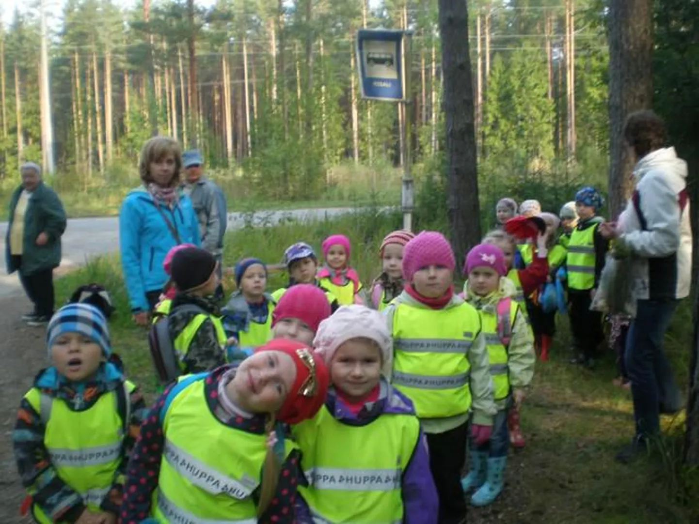 Walko mudilased õppekäigul metsas.