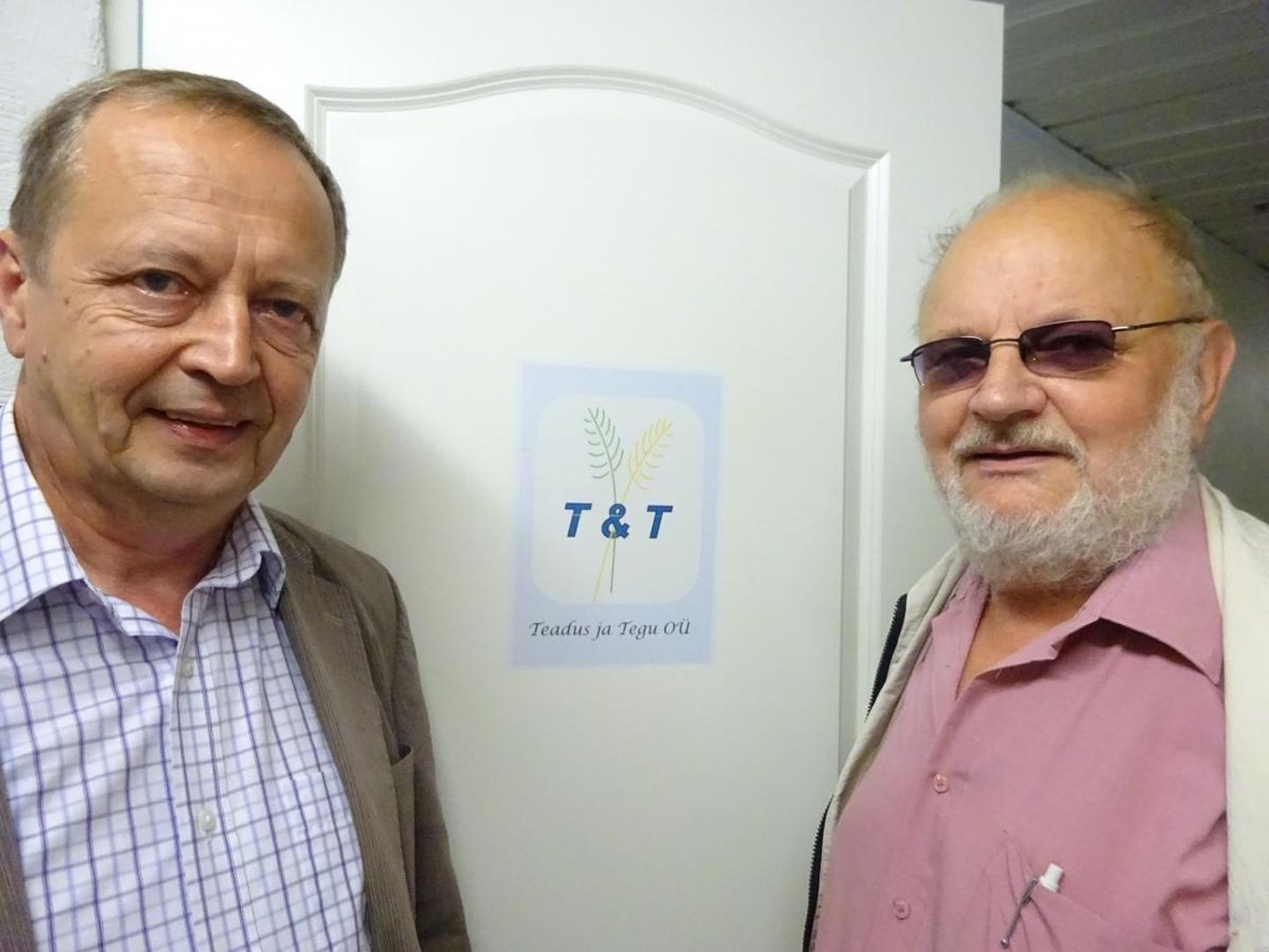 Lembit Lepasalu (vasakul) ja Väino Poikalainen, lisaks pildilt puuduv Aarne Põldvere ei tahtnud pensionile jäädes jalgu seinale visata ning asutasid osaühingu Teadus ja Tegu.