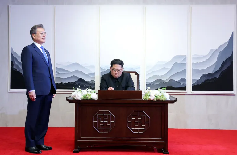 Põhja-Korea liider Kim Jong-un ja Lõuna-Korea president Moon Jae-in kohtusid kahe Korea vahelises demilitariseeritud tsoonis Panmunjomis