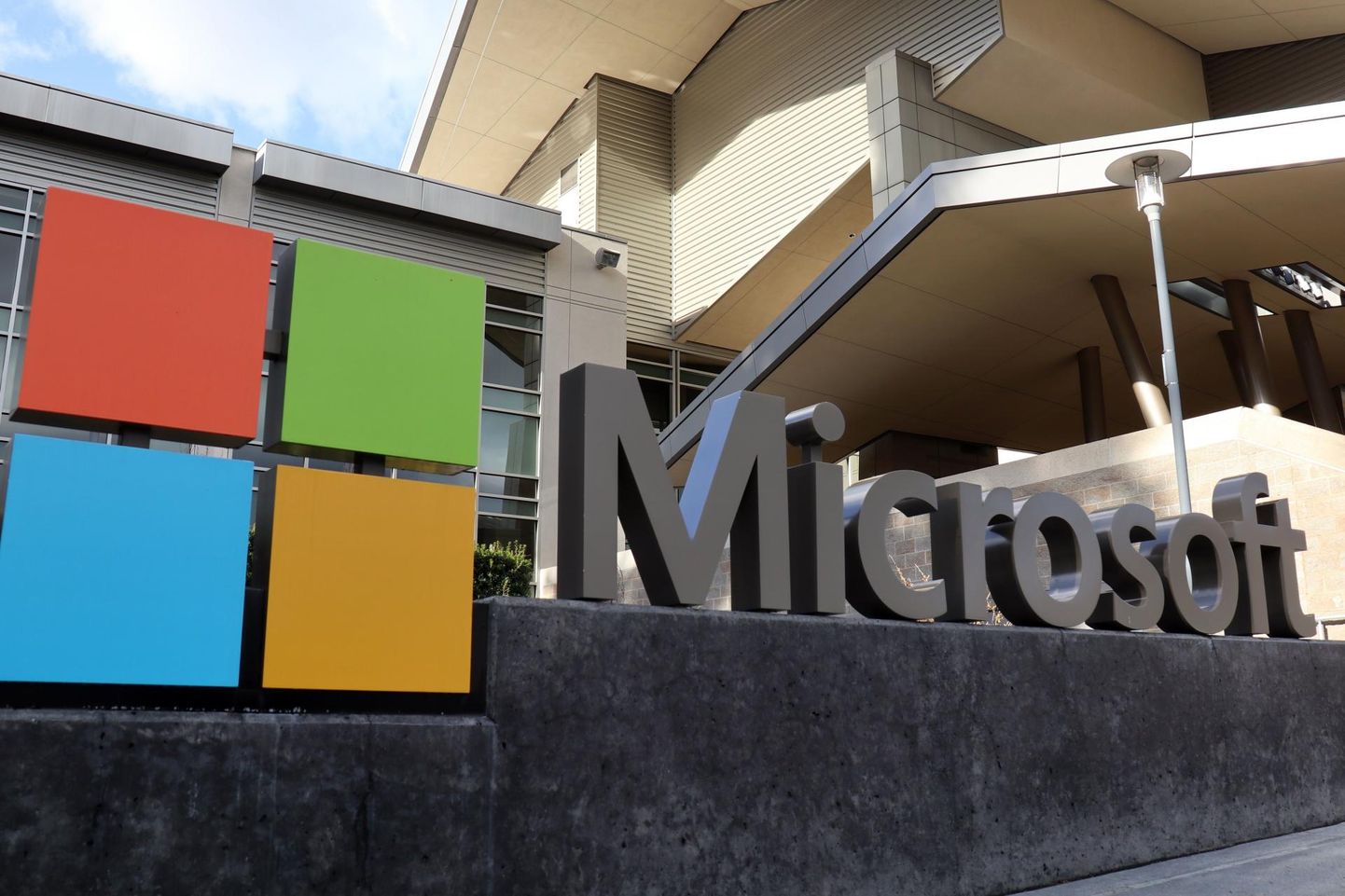 Microsofti logo ettevõtte peakorteri ees.