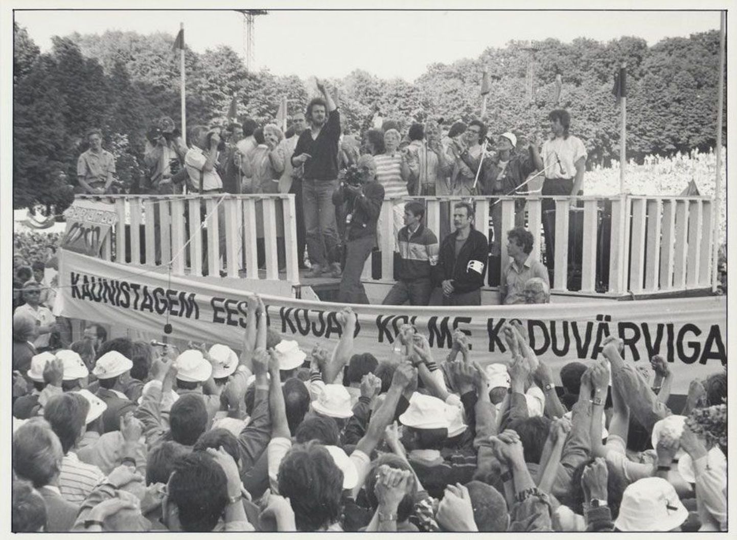 Rahvarinde korraldatud kohtumine NLKP XIX konverentsi delegaatidega 17. juunil 1988, millest kujunes suur manifestatsioon. Loosung kõneleb enda eest.