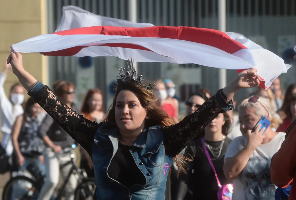 2020. gada 26. septembris, Minska, Baltkrievija. Opozīcijas aktīviste, rotājusies ar kroni un valsts karogu, piedalās sieviešu solidaritātes akcijā pret esošo valdību.