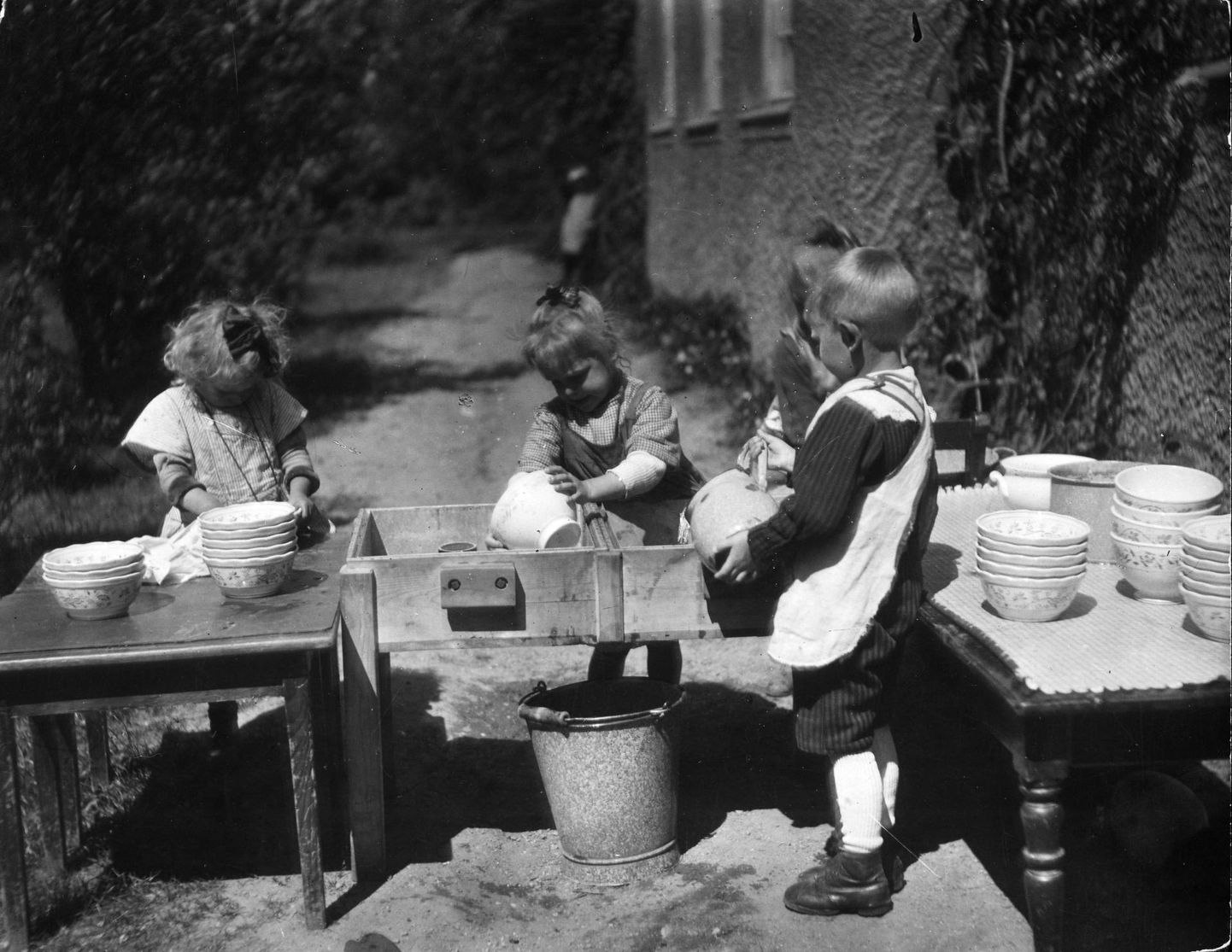 Nõudepesu – töökasvatus Montessori lasteaias Hamburgis (u 1925).