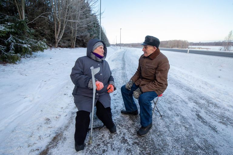Tabivere elanikud Elvi ja Ülo Karus käisid jaanuaris jalutuskäikudel oma toolidega, sest maantee ääres oleval kergliiklusteel puudub võimalus istuda.