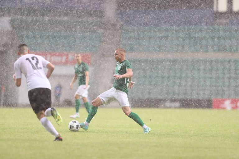 Umbes 80. minutil hakkas Lilleküla staadionil tohutult vihma sadama.