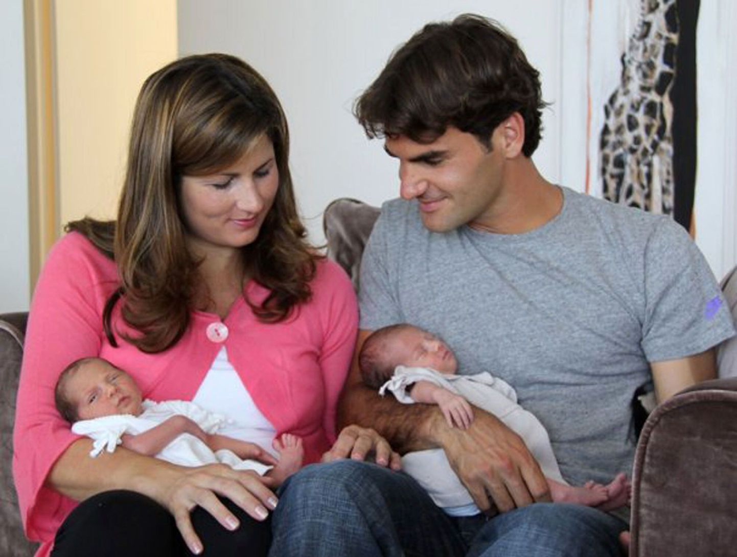 Roger Federer ja tema abikaasa Mirka 2009. aasta 7. augustil tehtud pildil oma kaksikute tütarde Charlene Riva ja Myla Rose'iga.