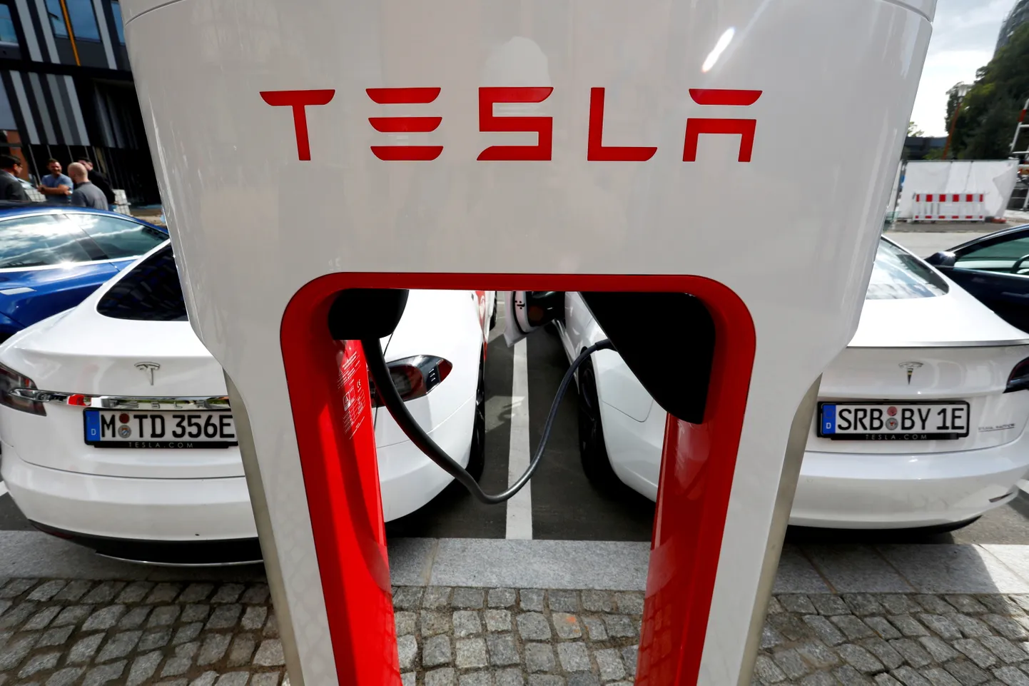 Tesla autod laadimas.