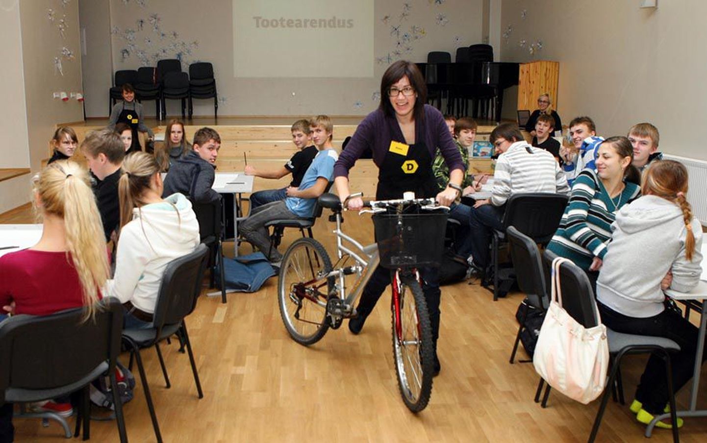 Kitzbergi gümnaasiumi õpilased veetsid eile mitu tundi jalgrattatarvikuid välja mõeldes ning esitlesid neid siis kaaslastele.