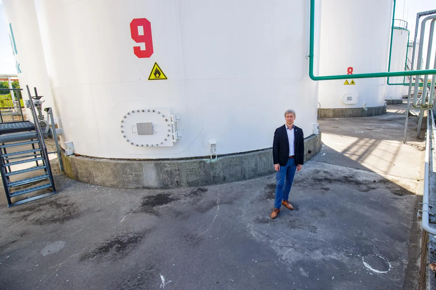 Eesti Varude Keskuse juht Ando Leppiman Muugal ASi Tallinna Terminal kütusemahutite juures.